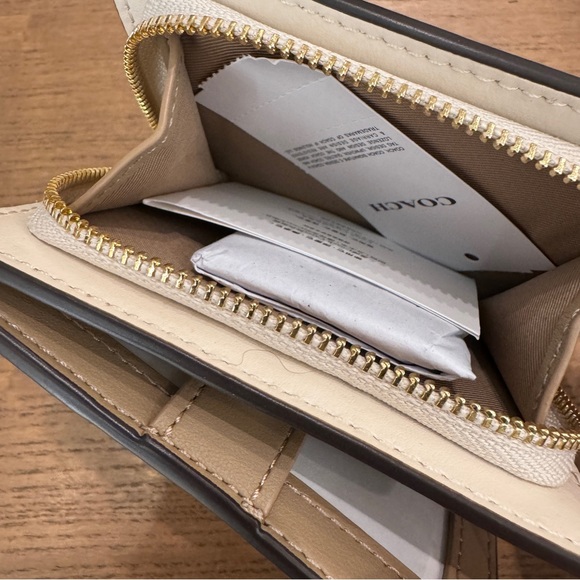 coach Snap Wallet In Signature Canvas With Heart Print cq145 - Picture 10 of 11